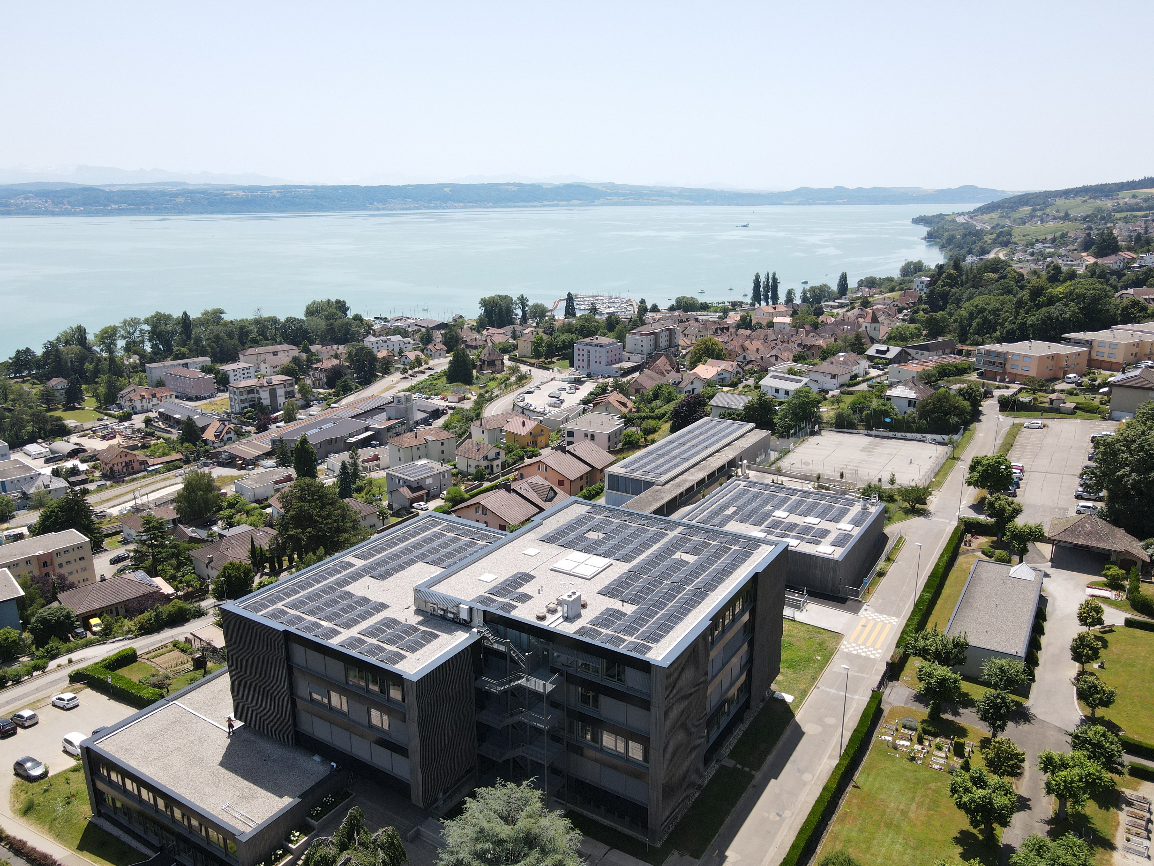 Installation photovoltaïque sur bâtiment public par Eligreen — vue drone